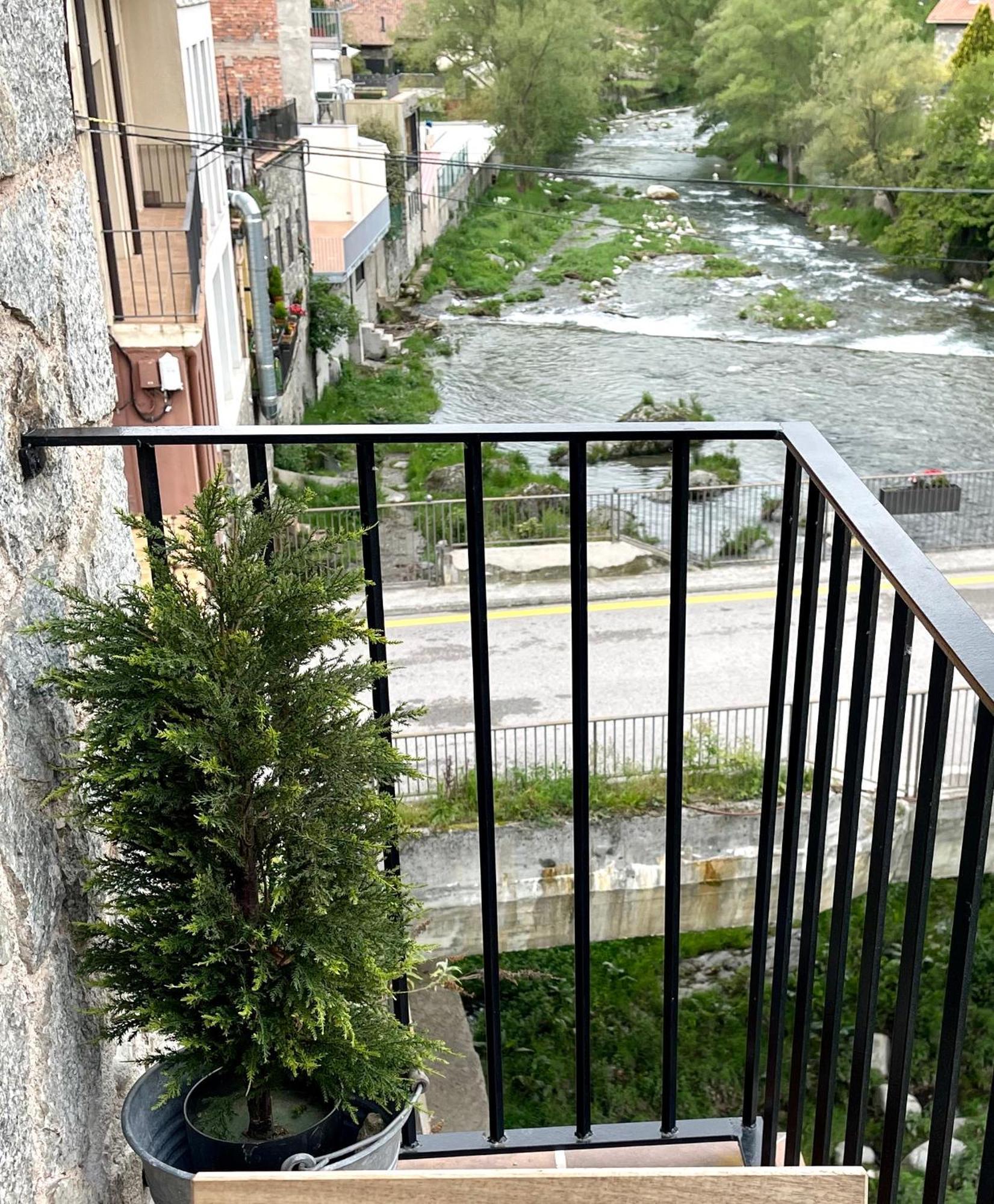 Apartamento Colgante Al Rio Con Vistas Al Puente 캄프로돈 외부 사진