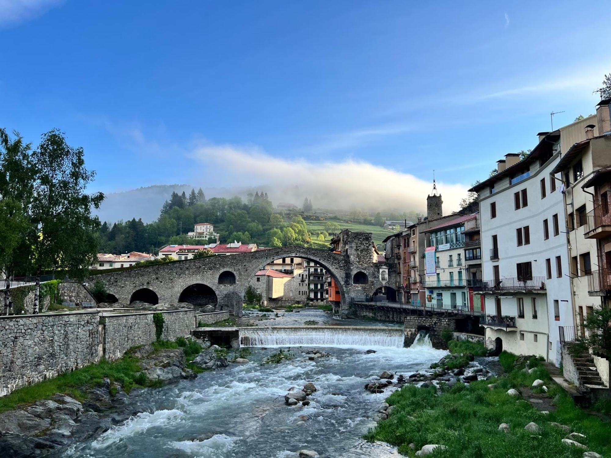 Apartamento Colgante Al Rio Con Vistas Al Puente 캄프로돈 외부 사진