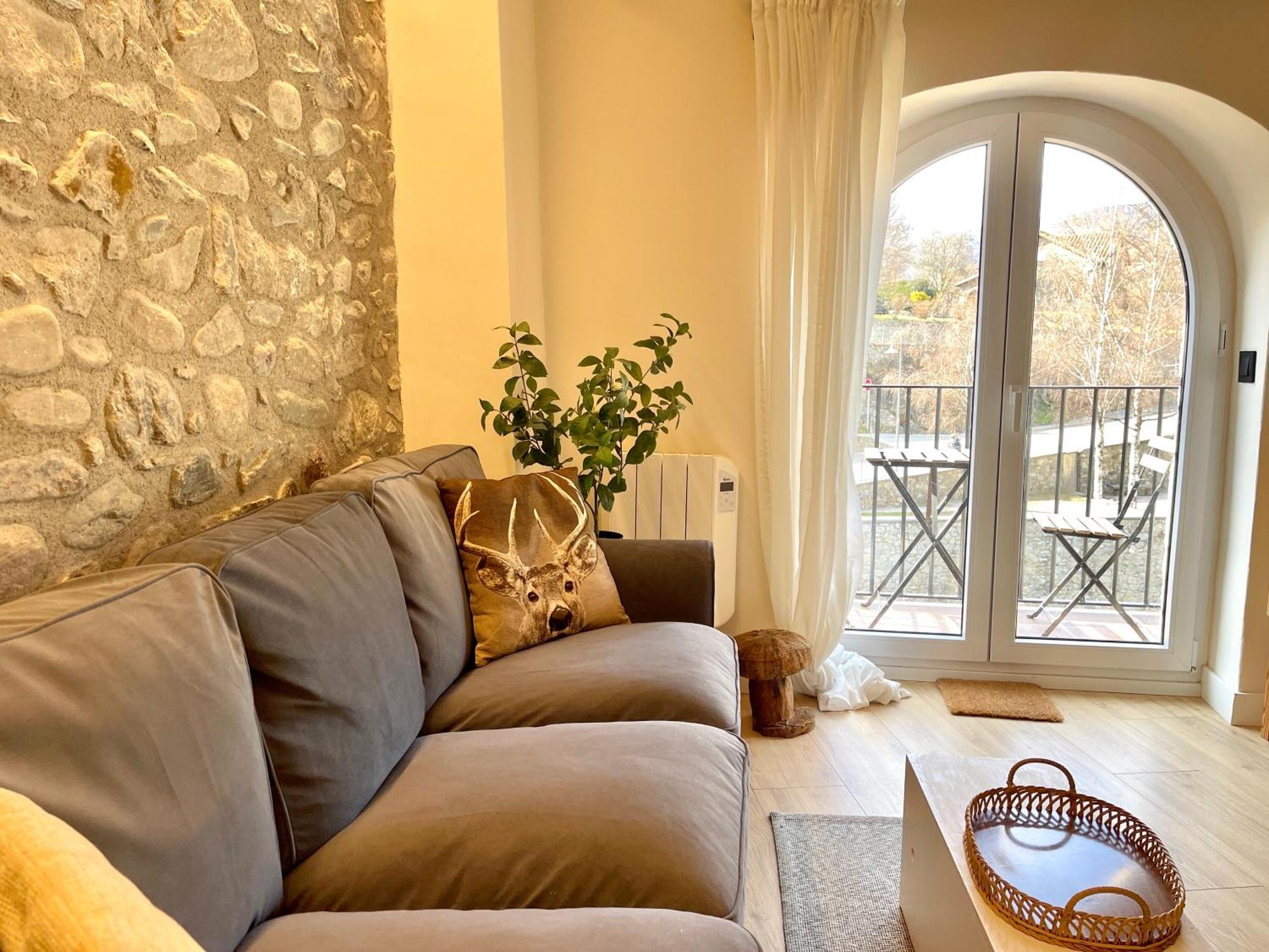Apartamento Colgante Al Rio Con Vistas Al Puente 캄프로돈 외부 사진
